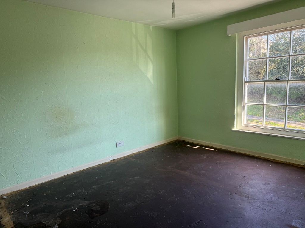 Lot: 189 - FIRST FLOOR TWO-BEDROOM FLAT FOR UPDATING - Bedroom two